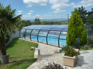 Piscine couverte dans jardin avec vue panoramique