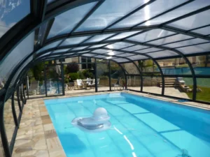 Piscine couverte avec abri vitré et bouée