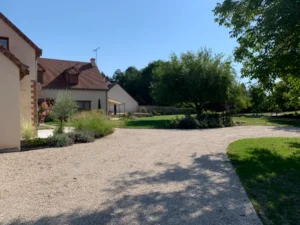 Maison de campagne avec jardin et allée gravillonnée