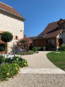 Maison avec jardin paysager et allée courbe