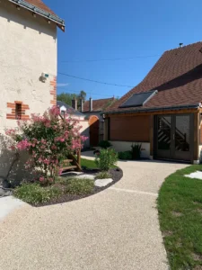 Cour intérieure avec jardin fleuri et maison rénovée