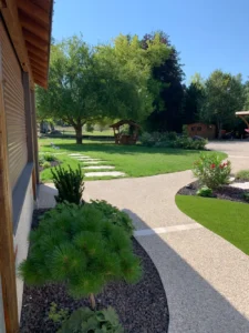 Jardin paysager avec allée courbe et kiosque en bois