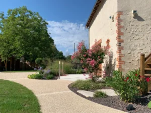 Maison avec jardin fleuri et allée courbe