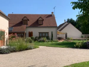 Maison avec jardin et terrasse ensoleillée