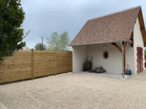 Abri de jardin et cour en gravier