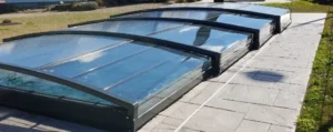 Abri de piscine bas et transparent