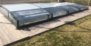 Abri bas télescopique couvrant une piscine extérieure