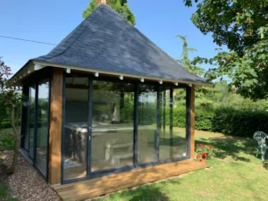Pavillon de jardin vitré en bois moderne