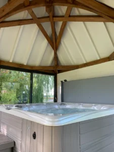 Spa intérieur sous charpente en bois
