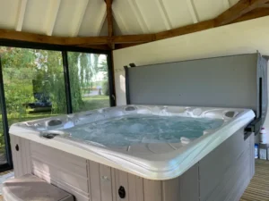 Jacuzzi intérieur avec vue sur jardin et lac