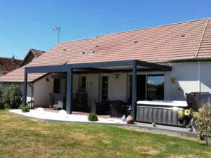 Maison avec terrasse couverte et jardin