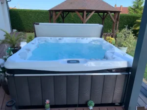 Jacuzzi extérieur sur terrasse en bois