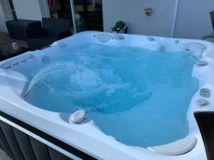Jacuzzi extérieur avec jets d’eau en marche
