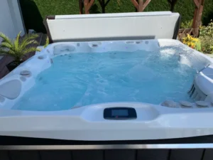 Spa extérieur moderne avec eau bouillonnante
