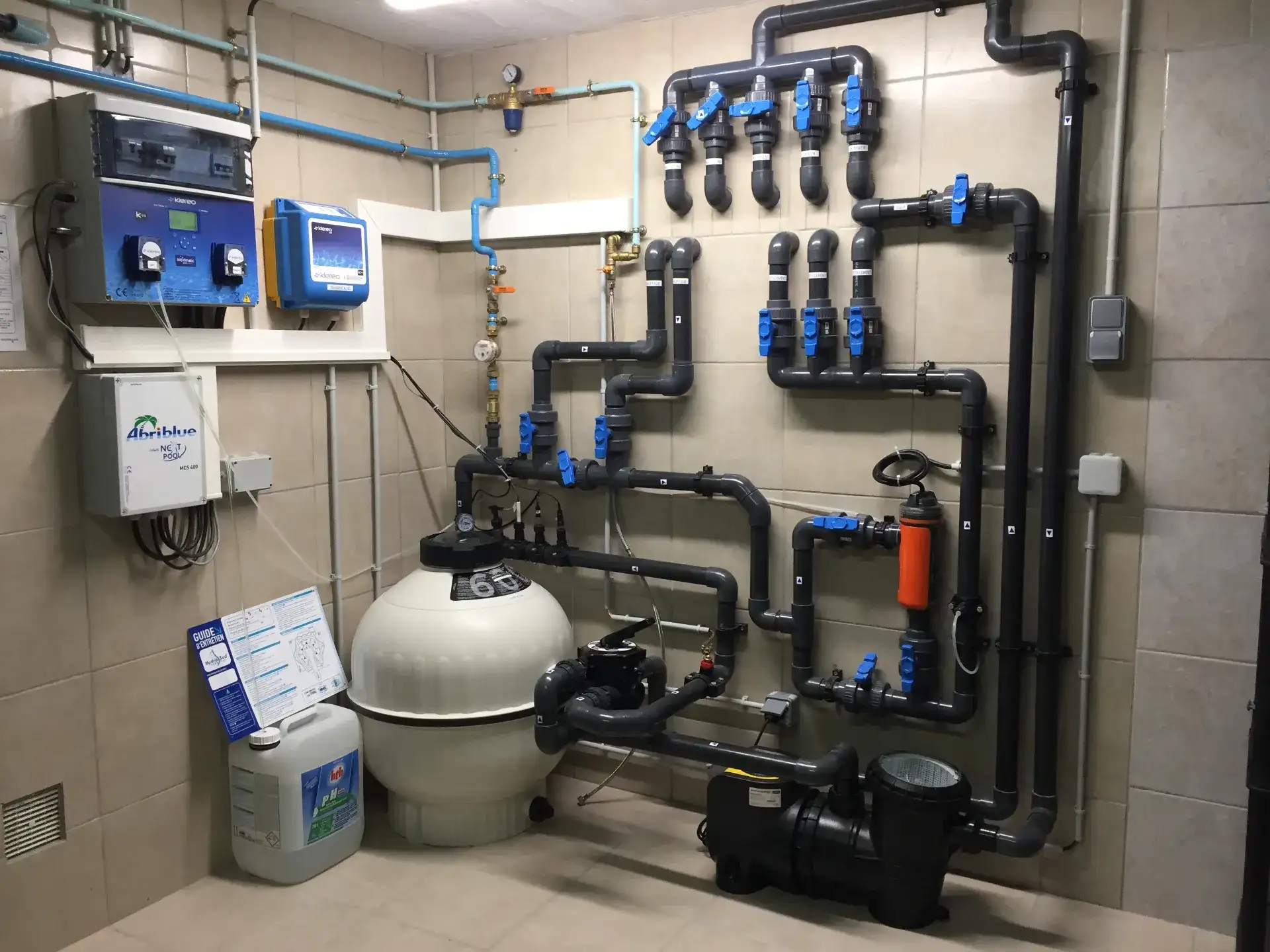 Local technique de piscine avec système de filtration