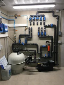 Local technique avec système de filtration piscine