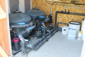 Système de filtration de piscine avec cuves et tuyaux