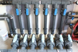 Réseau de tuyaux PVC avec vannes bleues