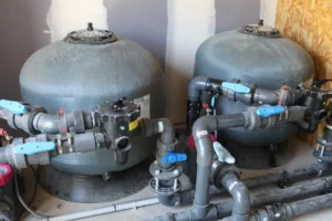 Deux filtres à sable de piscine industriels