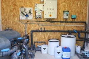 Local technique de piscine avec filtration et pompes