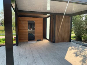 Sauna extérieur moderne en bois sous pergola