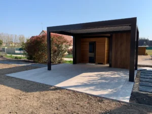 Pergola moderne en métal et bois dans jardin