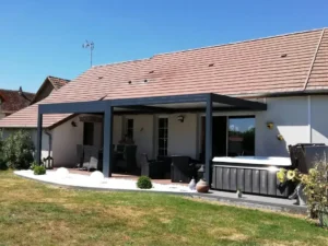 Maison avec terrasse couverte et jardin