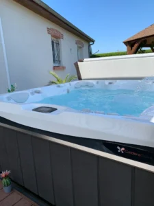 Spa extérieur moderne sur terrasse ensoleillée