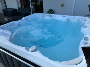 Jacuzzi extérieur en fonctionnement sur terrasse