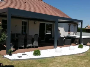 Terrasse moderne avec pergola et mobilier extérieur