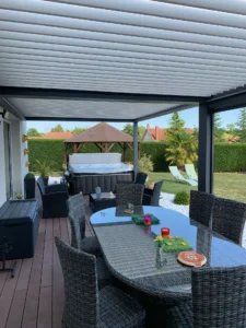 Terrasse couverte avec spa et salon de jardin