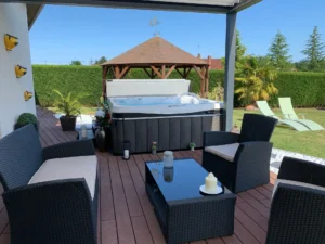 Terrasse avec spa et salon de jardin