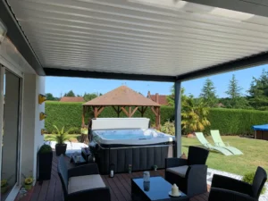 Terrasse couverte avec jacuzzi et jardin paysager