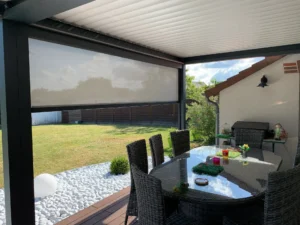 Terrasse couverte avec table extérieure et jardin