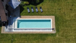 Vue aérienne d’une piscine moderne dans un jardin