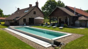 Maison en briques avec piscine moderne extérieure