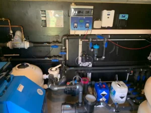 Local technique piscine avec système de filtration