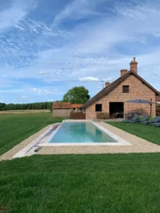 Maison en brique avec piscine et jardin