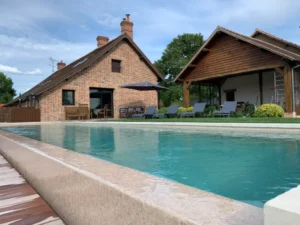 Maison en briques avec piscine et terrasse