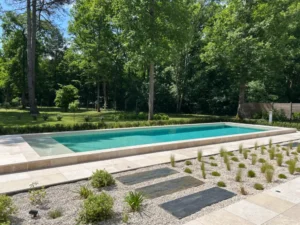 Piscine moderne rectangulaire dans jardin arboré