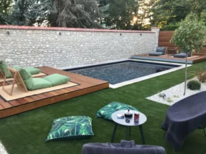 Jardin moderne avec piscine et terrasses en bois