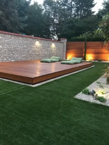 Terrasse en bois moderne avec coussins verts