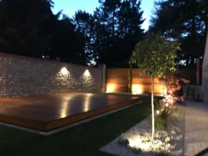 Terrasse en bois éclairée dans jardin moderne