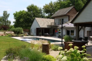 Maison moderne avec piscine et jardin paysager