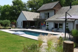 Maison contemporaine avec piscine et jardin paysager