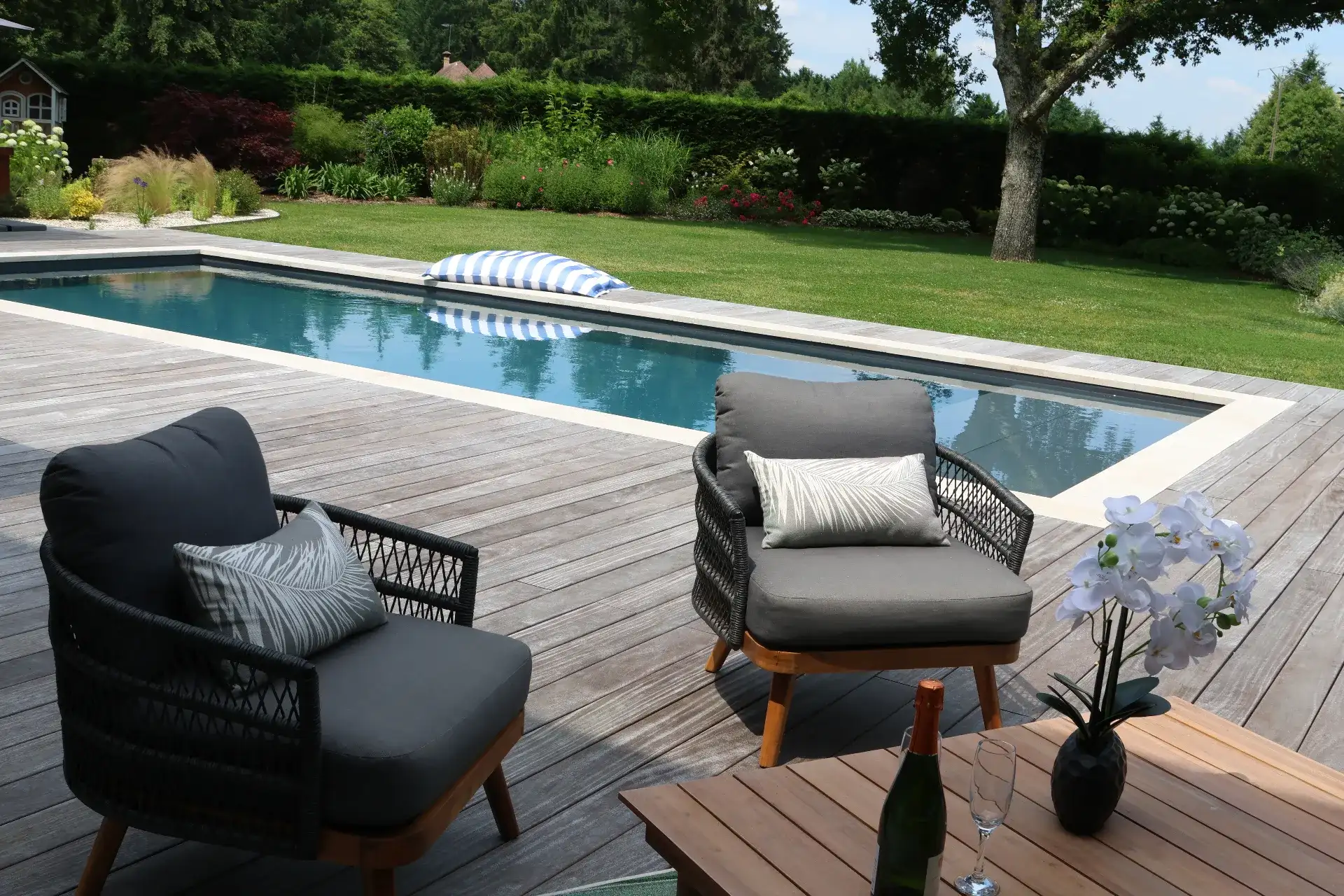 Terrasse moderne avec piscine et jardin paysager