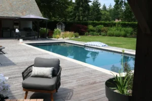 Piscine moderne sur terrasse en bois paysagée
