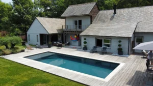 Maison moderne avec piscine et terrasse en bois