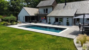 Maison moderne avec piscine et terrasse en bois