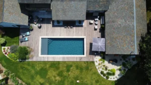 Vue aérienne maison moderne avec piscine rectangulaire